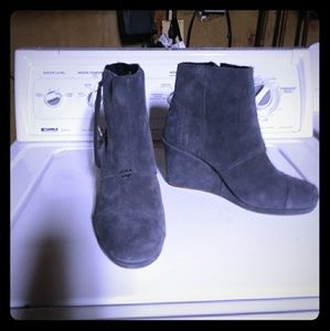Size 9 toms suede boots
